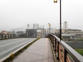 雨が降る橋の風景