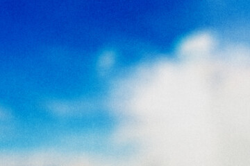 ざらざらの紙とぼやけた夏の青空と白い雲の画像