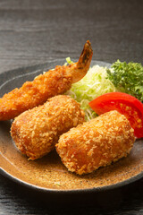 俵形のコロッケとエビフライ