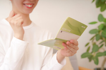 貯金に成功して喜ぶ日本人女性