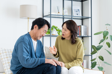 Obraz premium 夫婦喧嘩するミドルの夫婦