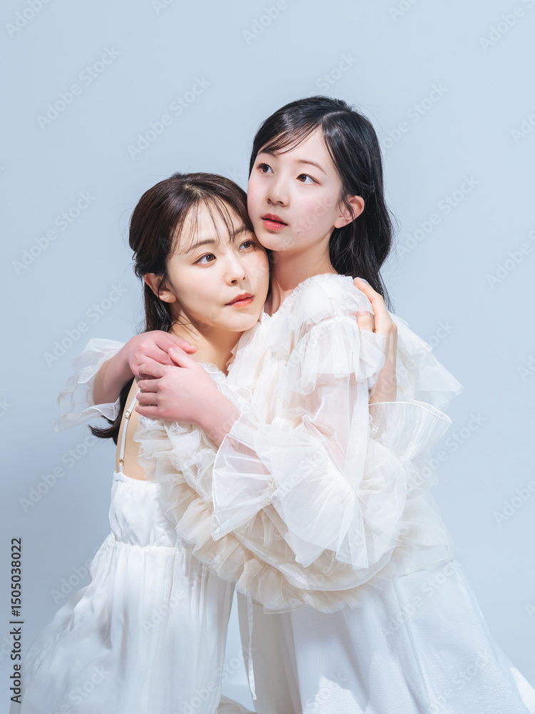 Poster ドレス、親子、子供、女の子、女子、女性、ポートレート、日本人、コスメ、美容、ボディケア、ヘルシー、クール、美人、美しい、透明感、家族、キッズ、子ども、アパレル、ファッション、おしゃれ、ブライダル、ウェディング、ハグ、寄り添う、ママ、母親、家庭、子育て、育児、スキンケア、ラグジュアリー、フリル、コピースペース、白バック、広告、母の日、安心、リラックス、ビューティ、キレイめ、母子、小学生、かわいい、愛