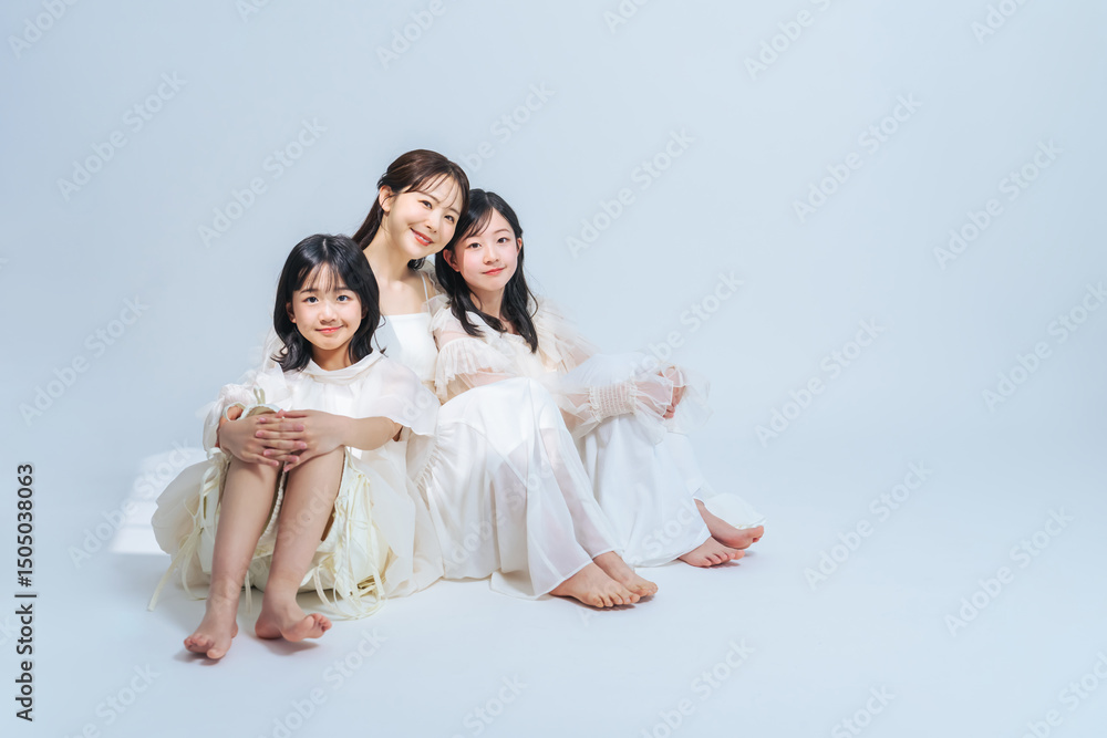Poster 子供、親子、ドレス、母娘、女の子、女子、女性、日本人、おしゃれ、美容、ブライダル、ウェディング、キッズ、子ども、ファッション、ポートレート、美人、笑顔、透明感、清楚、シンプル、キレイめ、白バック、コピースペース、広告、家族、ファミリー、母子、全身、小学生、リラックス、アパレル、ビューティ、花嫁、レディース、モデル、美しい、美白、清潔感、高級感、ラグジュアリー、寄り添う、仲良し、家庭、ママ、母親、ナ