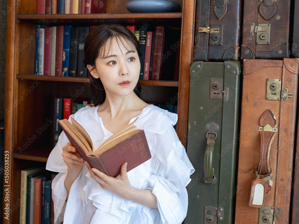 Aufkleber 読書、女性、書斎、本棚、物語、ストーリー、ミステリー、想像、空想、日本人、図書館、図書室、女の子、小説、ファンタジー、アンティーク、クラシック、本屋、古本、洋書、絵本、ファッション、おしゃれ、勉強、学習、教育、ポートレート、書籍、書庫、カフェ、イマジネーション、部屋、リラックス、インテリア、室内、かわいい、読む、ベストセラー、名作、科学、読本、大人、大学生、コピースペース、ライフスタイル、学生、趣