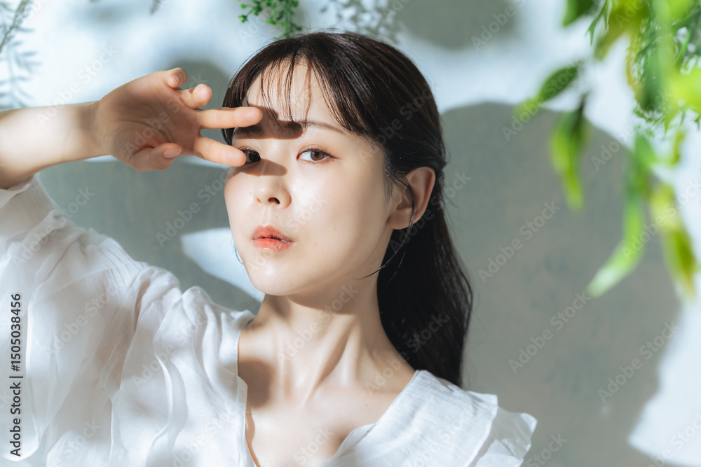 Fototapete 女性、スキンケア、コスメ、化粧品、美容、ボタニカル、植物、ナチュラル、UVケア、保湿、直射日光、日差し、日焼け止め、エステ、サロン、美肌、ポートレート、美白、美顔、ホワイトニング、セルフケア、アンチエイジング、エイジングケア、肌ケア、30代、グリーン、自然、おしゃれ、透明感、清潔感、若い、ミドルエイジ、美人、メイク、シースルーバング、韓国メイク、清楚、日本人、ビューティ、ヘアケア、ハーフアップ、コ