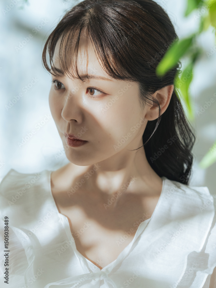 Poster スキンケア、コスメ、化粧品、女性、美容、ボタニカル、植物、ナチュラル、保湿、UVケア、直射日光、日差し、日焼け止め、エステ、サロン、美肌、ポートレート、美白、美顔、ホワイトニング、セルフケア、アンチエイジング、エイジングケア、肌ケア、30代、グリーン、自然、おしゃれ、透明感、清潔感、若い、ミドルエイジ、美人、メイク、シースルーバング、韓国メイク、清楚、日本人、ビューティ、ヘアケア、ハーフアップ、コ