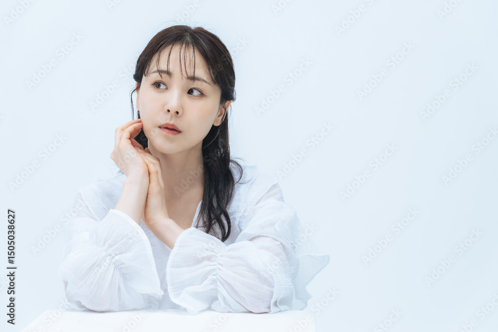Poster スキンケア、美容、女性、コスメ、化粧品、脱毛、ナチュラル、美白、ホワイトニング、セルフケア、アンチエイジング、エイジングケア、UVケア、ニキビケア、ミドルエイジ、30代、若い、美肌、美顔、フェイスライン、コピースペース、白バック、広告、ヘアケア、エステ、サロン、ポートレート、美容院、日本人、女子、ファッション、ハーフアップ、ヘアスタイル、シースルーバング、カジュアル、清楚、透明感、生活感、キレイめ