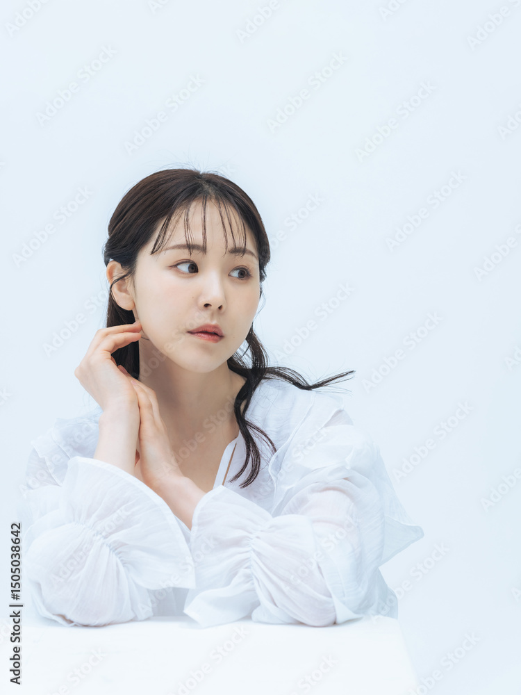 Poster 女性、スキンケア、美容、コスメ、化粧品、脱毛、ナチュラル、美白、ホワイトニング、セルフケア、アンチエイジング、エイジングケア、UVケア、ニキビケア、ミドルエイジ、30代、若い、美肌、美顔、フェイスライン、コピースペース、ポートレート、白バック、広告、ヘアケア、エステ、サロン、美容院、日本人、女子、ファッション、ハーフアップ、ヘアスタイル、シースルーバング、カジュアル、清楚、透明感、生活感、キレイめ
