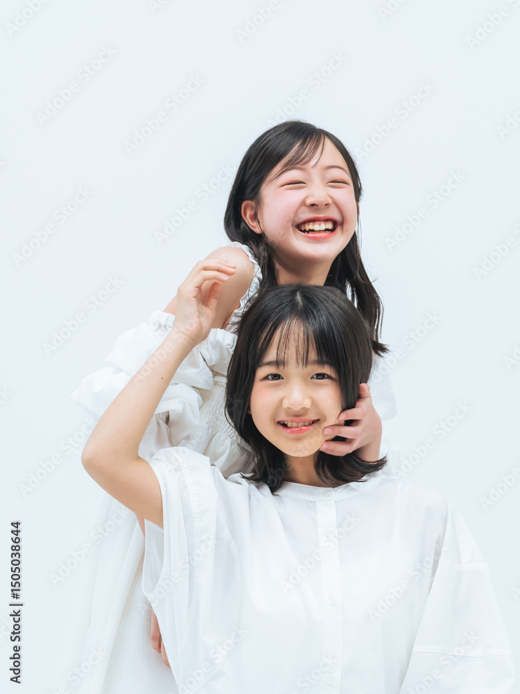 Poster 女の子、子供、ポートレート、少女、姉妹、女子、キッズ、笑顔、二人、ペア、ファミリーフォト、キッズフォト、スタジオ、写真館、記念撮影、記念写真、メモリアル、女性、10代、日本人、おしゃれ、ファッション、ドレス、ワンピース、清楚、可憐、透明感、ハッピー、幸せ、仲良し、寄り添う、ハグ、友達、小学生、白バック、広告、コピースペース、美容、スキンケア、ナチュラル、脱毛、コスメ、ボディケア、健康、元気、かわい