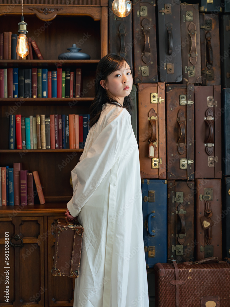 Fototapete 女の子、図書館、子供、女性、女子、少女、ポートレート、アンティーク、笑顔、透明感、フォトスタジオ、写真館、ハーフ成人式、本棚、カメラ目線、ワンピース、ファッション、おしゃれ、美容、スキンケア、記念撮影、ヘアスタイル、美容院、モデル、子役、子ども、日本人、インテリア、かわいい、美少女、美人、美しい、魅力的、小学生、中学生、アイドル、10代、カジュアル、部屋、室内、読書、図書室、書籍、本屋、書店、きれ