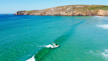 Surfeurs dans les eaux transparentes de la Bretagne