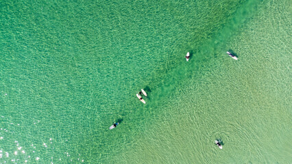 Surfeurs dans les eaux transparentes de la Bretagne