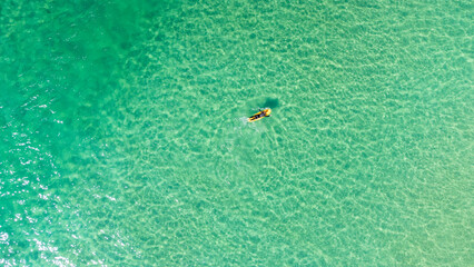 Surfeurs dans les eaux transparentes de la Bretagne