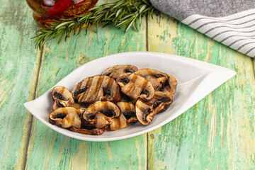 Fototapeta premium Tasty hot grilled champignon mushrooms