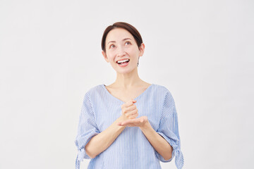 女性　ミドルエイジ　ひらめく　白背景