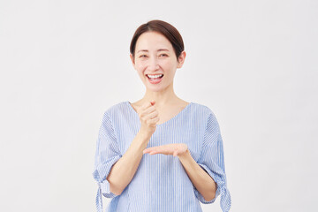 女性　ミドルエイジ　ひらめく　白背景