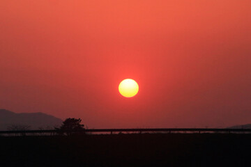 운전 중인 자동차에서 바라보는 일몰의 풍경