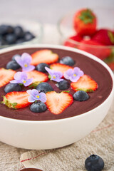 苺とブルーベリーをトッピングしたアサイーボウル