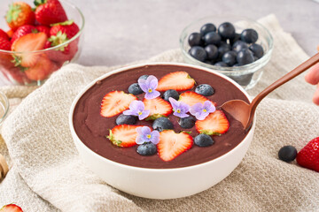 苺とブルーベリーをトッピングしたアサイーボウル