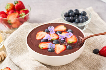 苺とブルーベリーをトッピングしたアサイーボウル