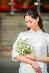 Obraz premium Vietnamese woman and landmark