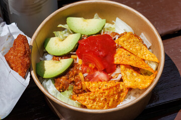 休日にはキッチンカーが来る。
外で食べる美味しいアボカドのタコライスと缶ビール。
神奈川県横浜市三ツ池公園-2025
