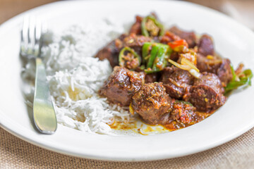 Assiette créole avec riz et rougail de saucisses, île de la Réunion 