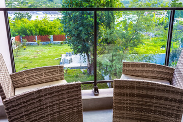 Fauteuils sur balcon, vue jardin 