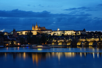Obraz premium charles bridge and prague castle