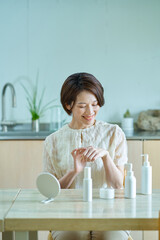 手の甲にクリームを塗る女性 
