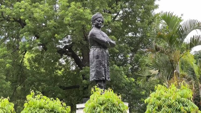 Beautiful shot of Swami Vivekananda at a green park in Kolkata