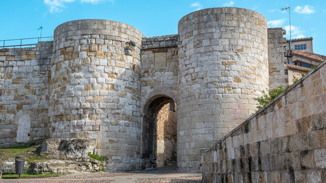Puerta y palacio de do&ntilde;a Urraca en el per&iacute;mertro de la muralla medieval de Zamora, Espa&ntilde;a