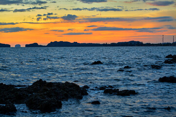 Obraz premium Silhouette of sunset and dramatic sky over the sea at southern Thailand