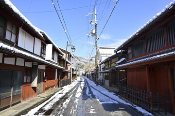 雪の積もった近江商人の町並み