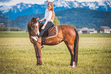 Frau mit Pferd