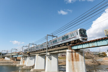 Fototapeta premium 美嚢川の鉄橋を渡る神戸電鉄の電車