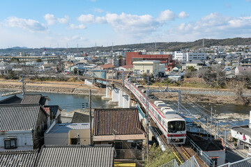美嚢川の鉄橋を渡る神戸電鉄の電車