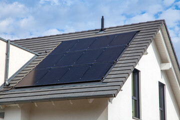 Fototapeta premium Einfamilienhaus mit Photovoltaikanlage