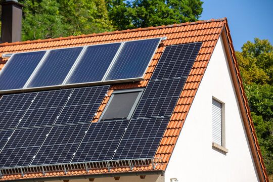Wohnhaus mit Photovoltaikanlage und Solarthermie f&uuml;r Heizung und Warmwasser