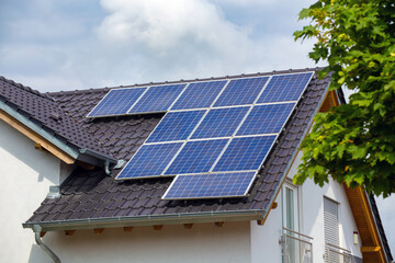 Fototapeta premium Einfamilienhaus mit Photovoltaikanlage