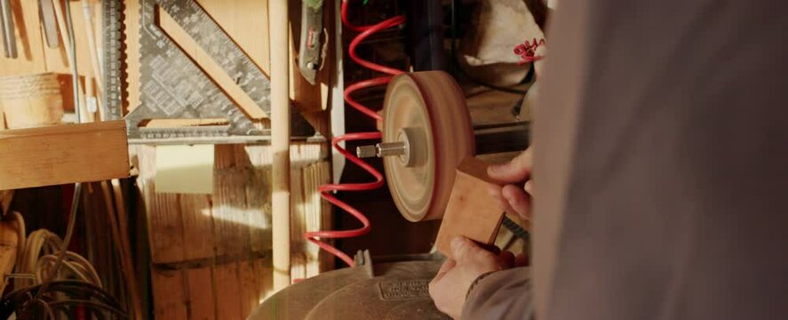 Mani uomo modellano pezzo di legno al tornio