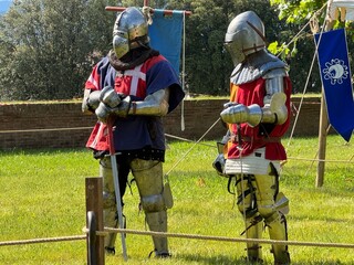 Due cavalieri in armatura in attesa del duello