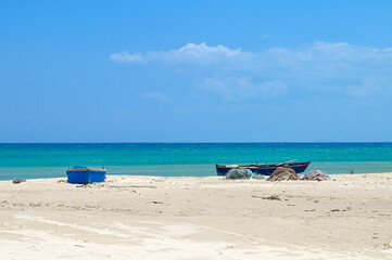 Barques de pêche sur une plage