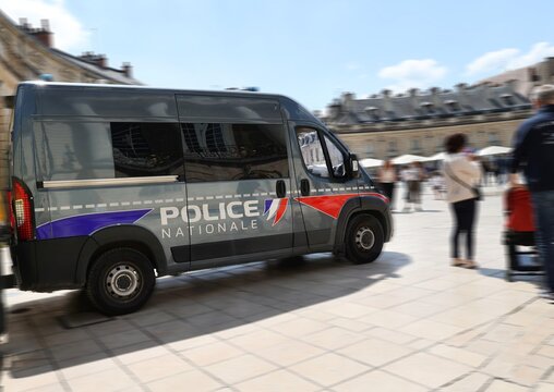 Police Nationale surveillance en lieu public