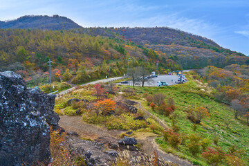 長野県南佐久郡の平沢峠(獅子岩八ヶ岳展望台)から南側の眺望(平沢峠,獅子岩駐車場,飯盛山登山道など)