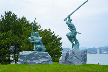 巌流島にある武蔵・小次郎像