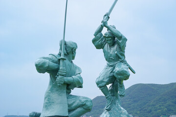 巌流島にある武蔵・小次郎像