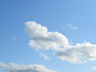 Obraz premium 青空に浮かぶ白い雲 