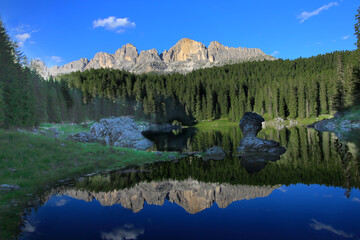 Karersee mit Rosengarten-Bergmassiv und Spiegelung, Eggental, Südtirol, Dolomiten, Italien
