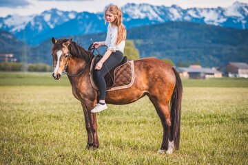 Frau / Pferd / Mädchen / Pony